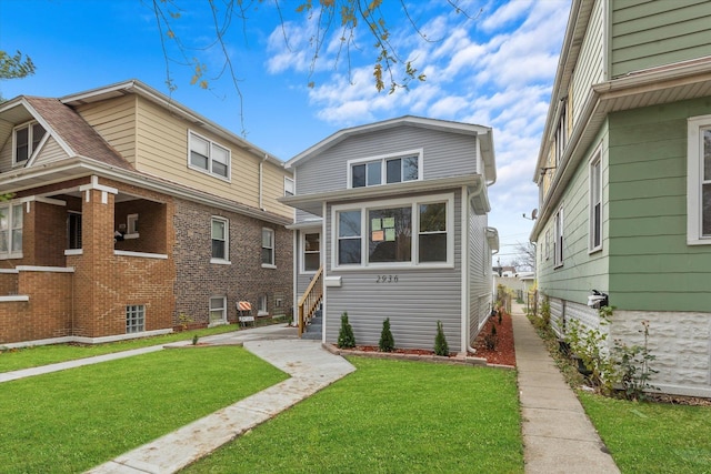 view of front of property featuring a front yard