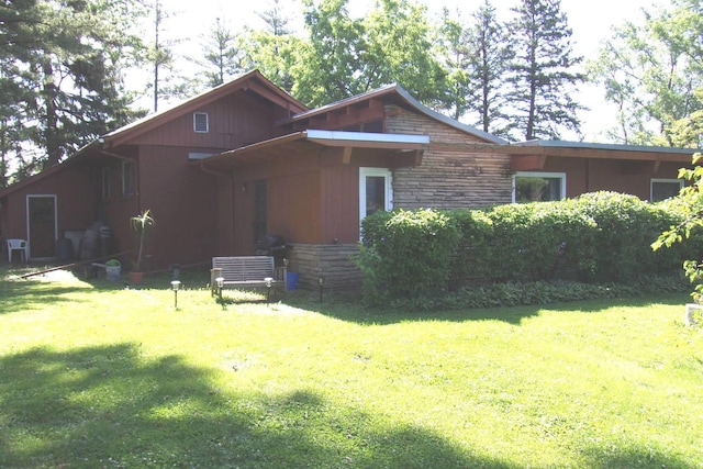 view of front of house with a front yard