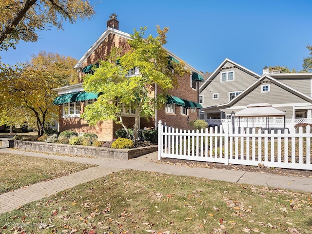 view of front of property featuring a front lawn