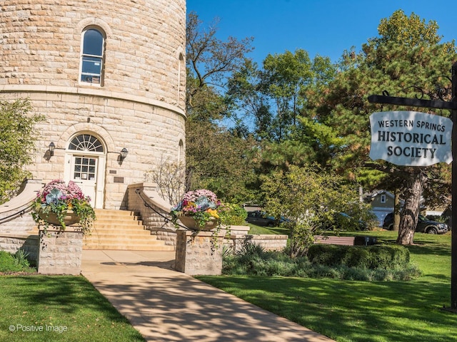 property entrance featuring a lawn