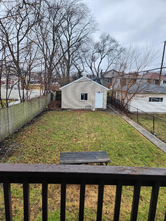 view of yard with an outdoor structure