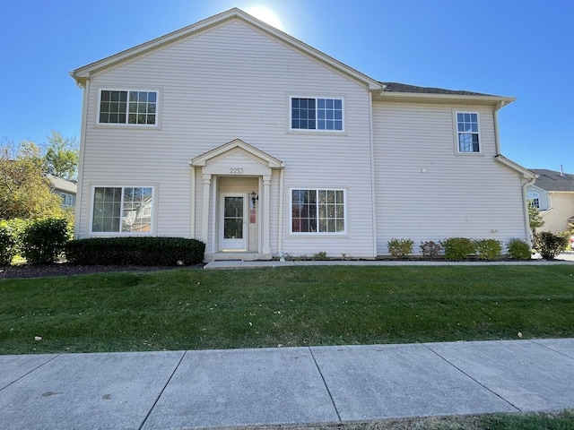 view of front of property featuring a front yard