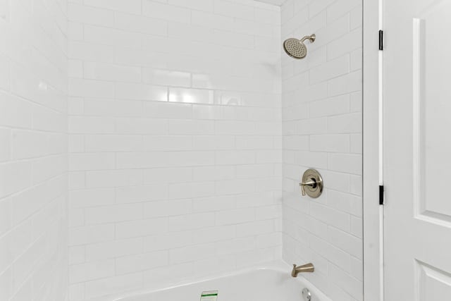 bathroom with tiled shower / bath