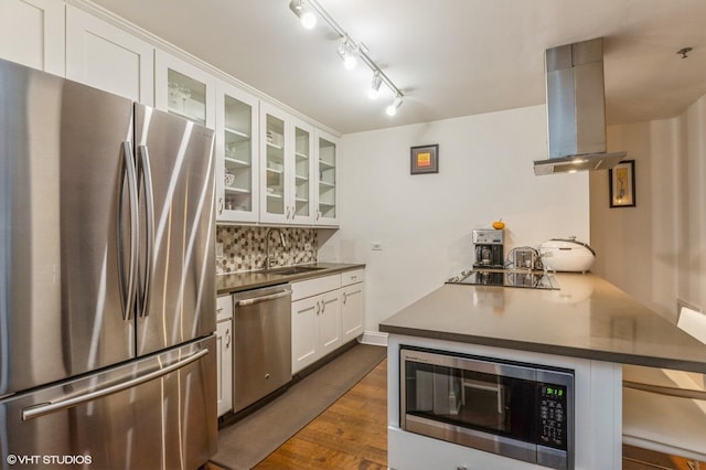 kitchen featuring sink, stainless steel appliances, range hood, decorative backsplash, and white cabinets