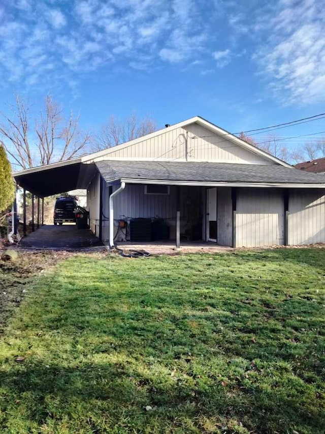 view of front of house with a front lawn and a carport