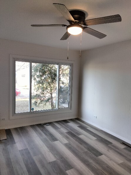 unfurnished room featuring ceiling fan and wood-type flooring