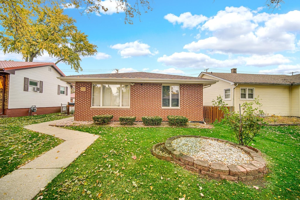 view of front of home with a front lawn