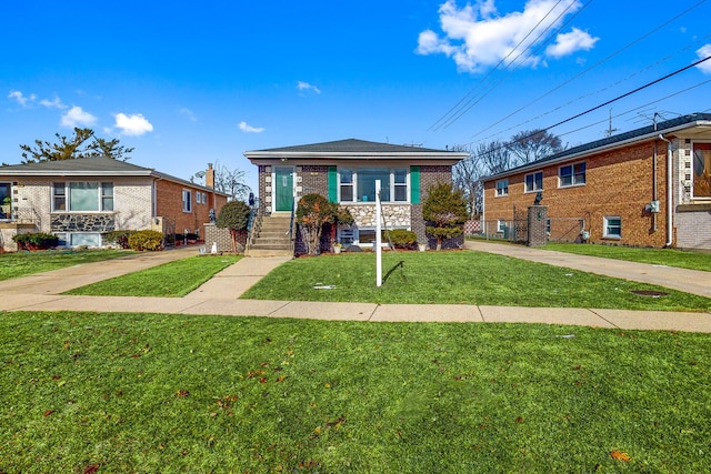 view of front of house featuring a front lawn