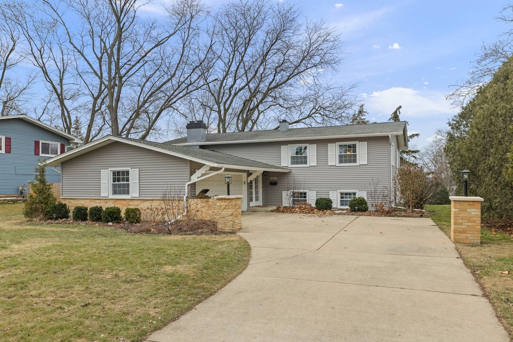 tri-level home featuring a front yard