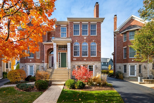 view of front facade featuring a front lawn