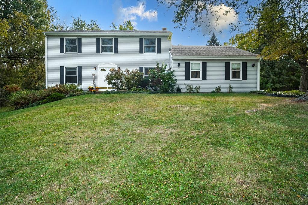 view of front of home featuring a front yard