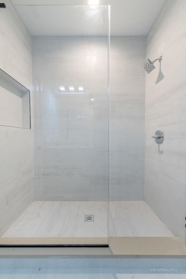 bathroom featuring tiled shower