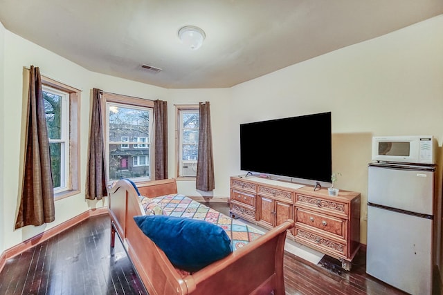 living area featuring hardwood / wood-style flooring