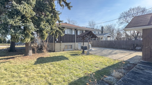 view of yard featuring a patio