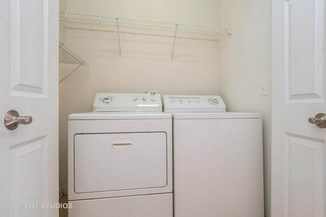 washroom featuring washing machine and clothes dryer