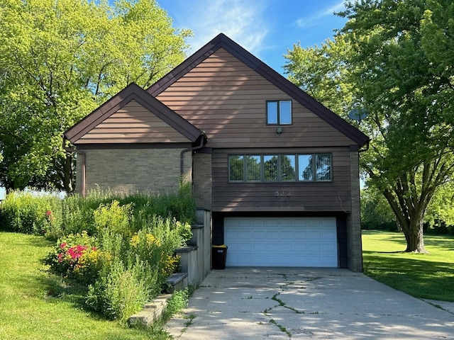 view of front facade featuring a garage and a front lawn