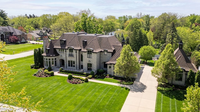 view of front of property featuring a front yard