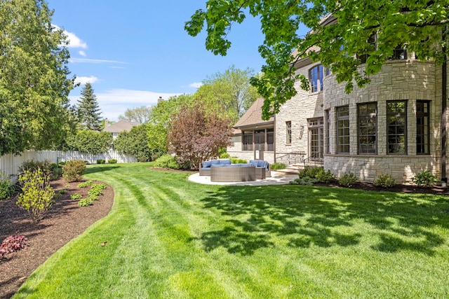 view of yard featuring outdoor lounge area