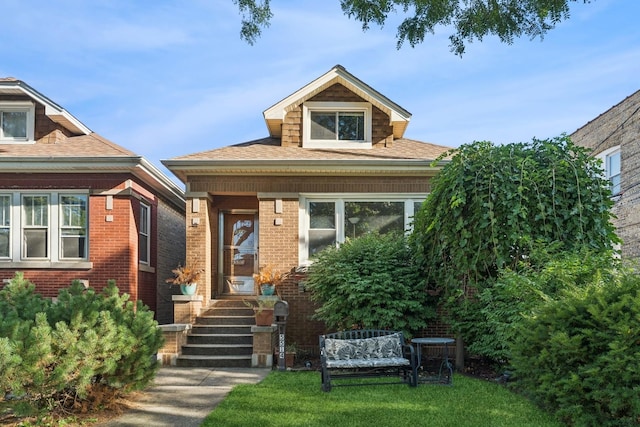 view of front facade featuring a front lawn