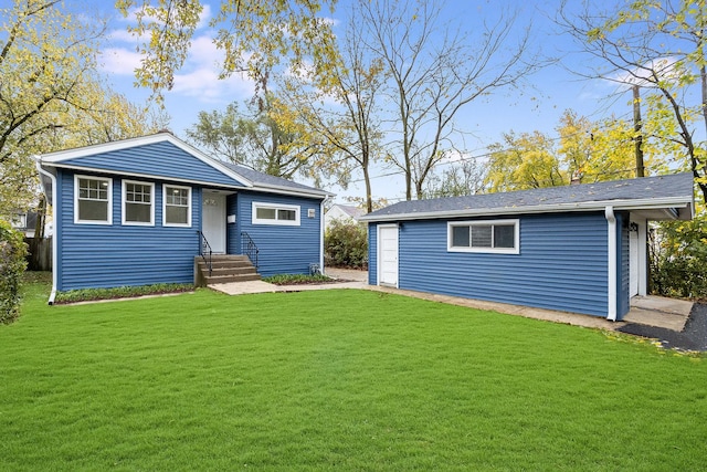 view of front of home featuring a front yard and a garage