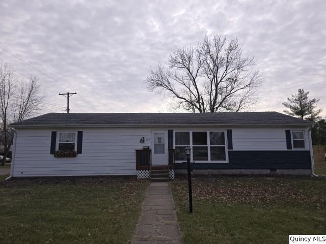 single story home with a front yard