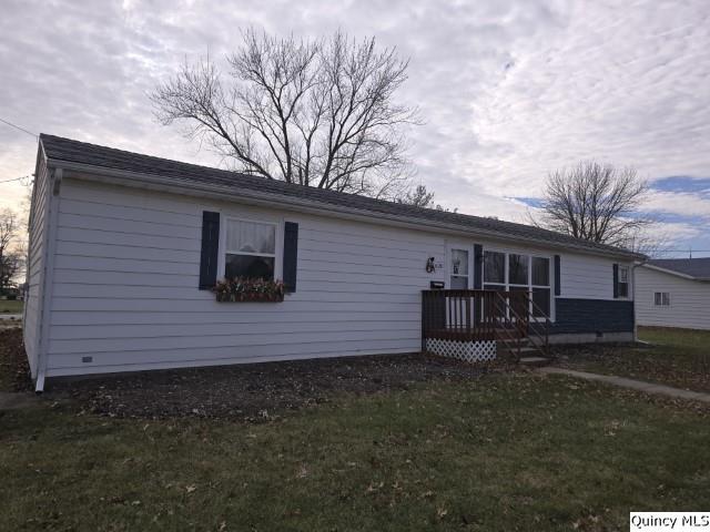 view of front of property with a front yard