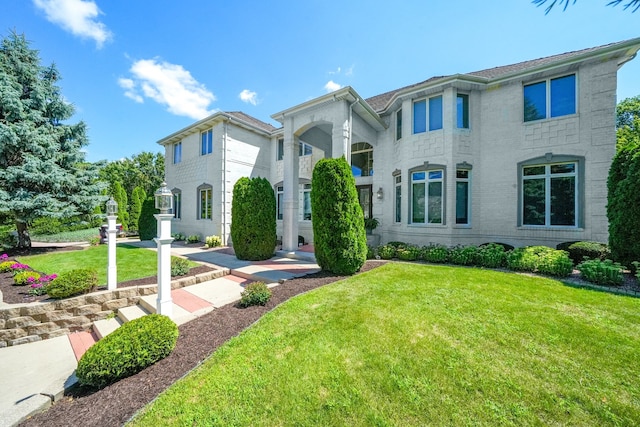 view of front facade featuring a front yard