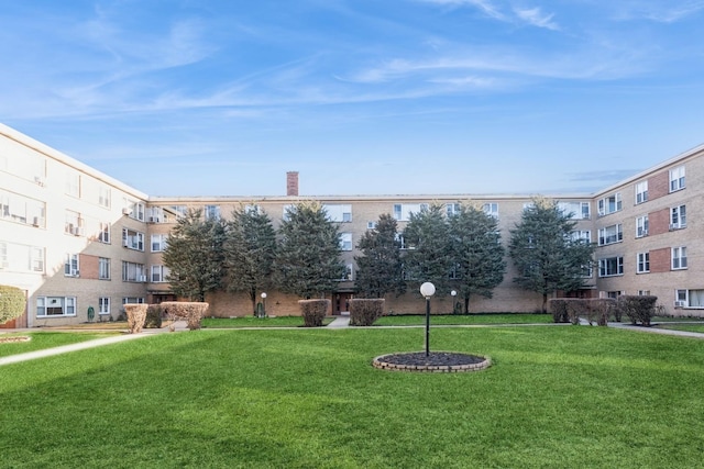 view of property's community featuring a lawn