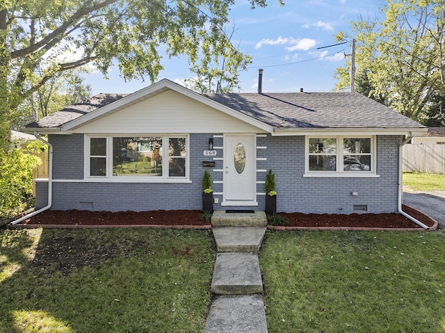 view of front of property featuring a front lawn