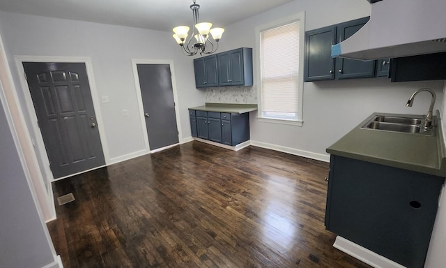 kitchen with sink, an inviting chandelier, dark hardwood / wood-style floors, range hood, and decorative light fixtures