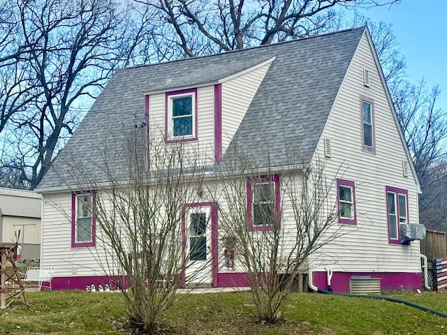 view of front of home with a front lawn