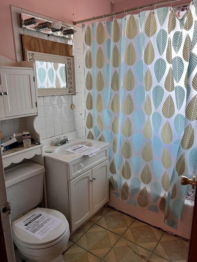 full bathroom with vanity, toilet, shower / bath combo with shower curtain, and backsplash