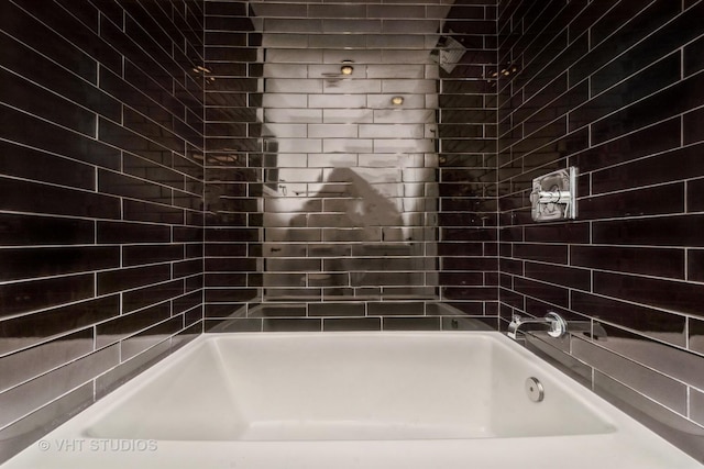 bathroom with tiled shower / bath