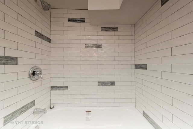 bathroom featuring tiled shower / bath combo