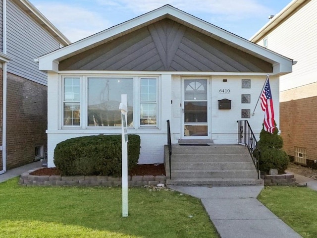 view of front of home featuring a front lawn