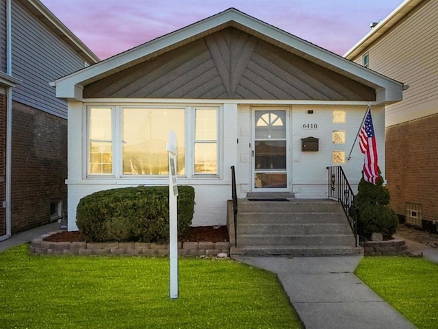 view of front of property featuring a yard