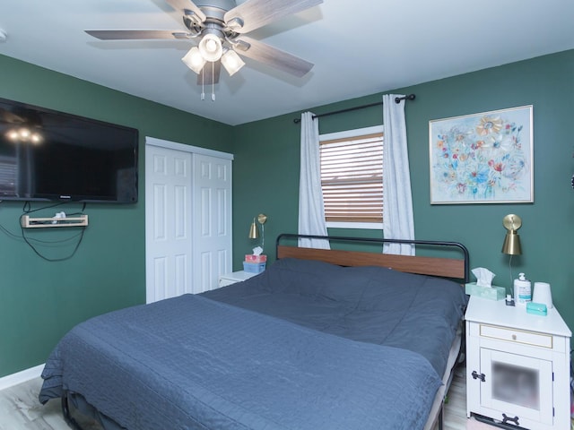 bedroom featuring light wood-type flooring, a closet, and ceiling fan