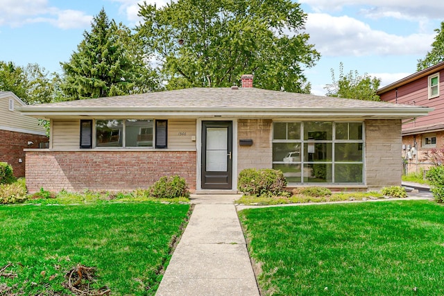 view of front facade with a front yard