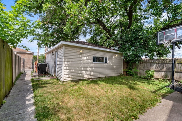 view of yard featuring an outdoor structure