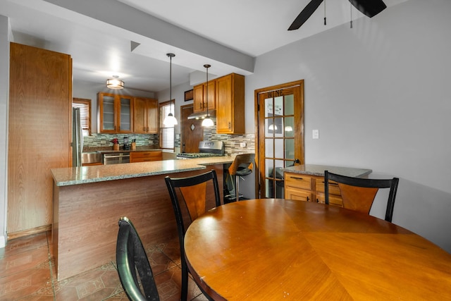 dining room featuring ceiling fan