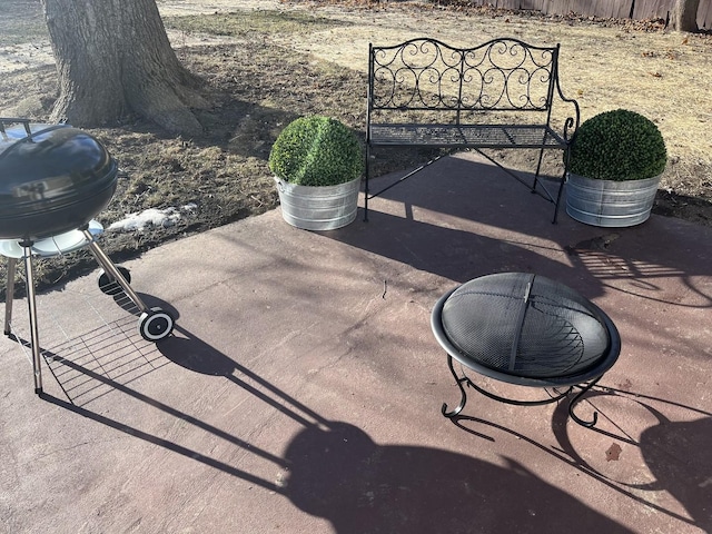 view of patio with a fire pit