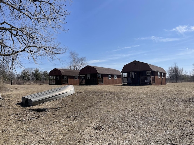 view of yard featuring an outdoor structure