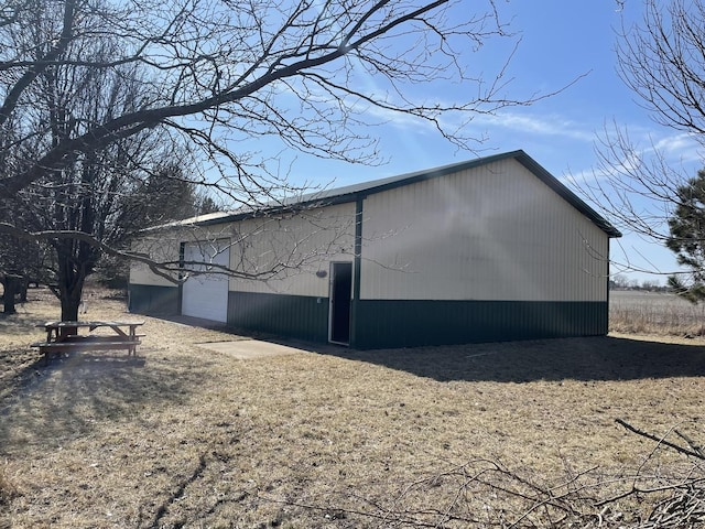 view of outdoor structure featuring an outbuilding