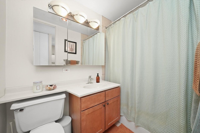 bathroom with a shower with curtain, vanity, and toilet