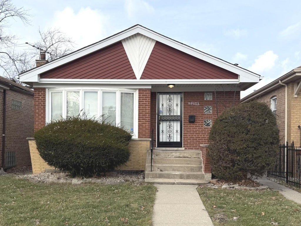 view of front facade with a front lawn