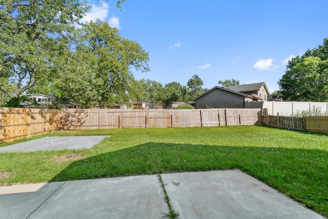 view of yard featuring a patio