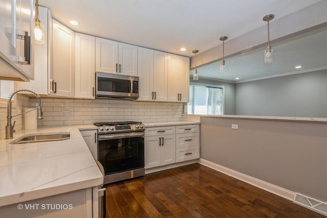 kitchen featuring visible vents, a sink, dark wood-style floors, white cabinetry, and stainless steel appliances