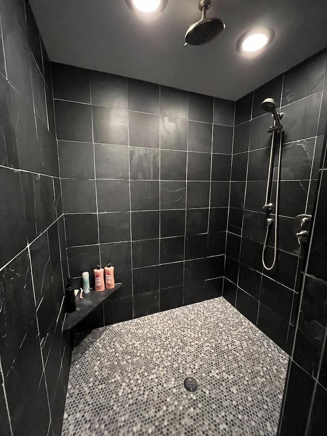 bathroom featuring tiled shower