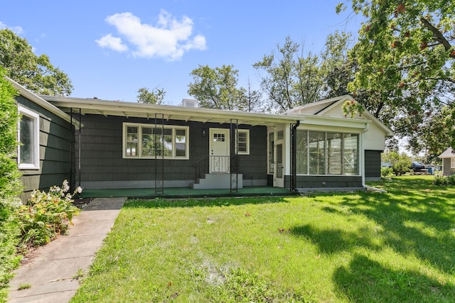 ranch-style home featuring a front lawn