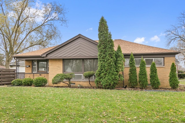 view of front of house featuring a front lawn